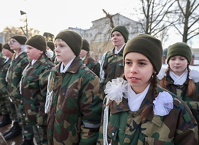 Праздник мужества и верности долгу: в регионах Беларуси 23 февраля прошли торжественные митинги