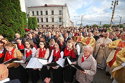 Крестный ход в честь праздника Божьего Тела прошел по улицам Гродно
