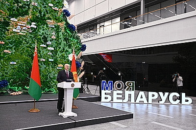 Лукашенко вручил символы Государственного знака качества