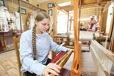 Дизайнерский наряд с кодом предков. Костюмы Малоритского строя вписались в современный гардероб