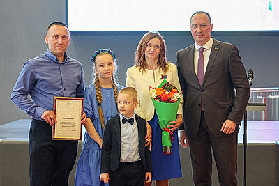 Пример для молодых пар. Более 20 многодетных семей чествовали в Гомельской области