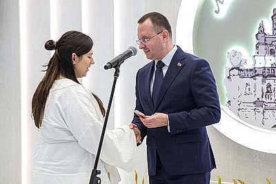 \"Забота о семье - одновременно большой труд и радость\". Восьми брестчанкам вручили орден Матери