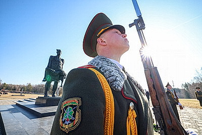 \"Пусть скорбь и печаль обернутся в мужество ваше и силу\". В Хатыни проходит всенародная вахта памяти