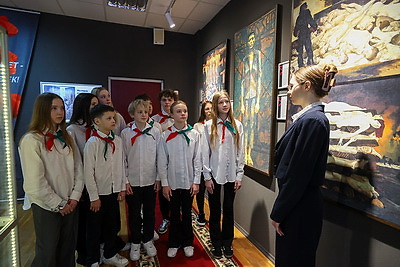 \"Отклик читается в глазах\". В школах Беларуси прошел единый урок, посвященный трагедии в Хатыни