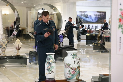 Со службы - в поля. Убиравшие урожай сотрудники МЧС посетили Дворец Независимости