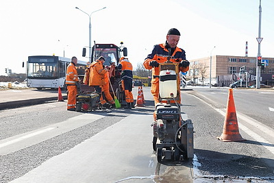 В Беларуси ведутся весенние ямочно-ремонтные работы