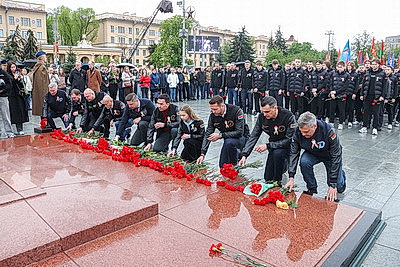 Народное возложение цветов к монументу Победы проходит в Минске