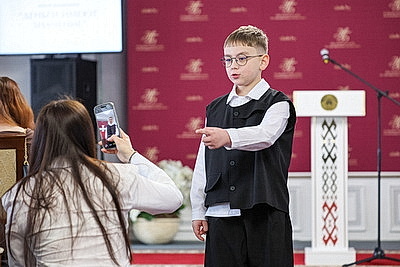 Победителей конкурса видеоблогеров \"Деньги имеют значение\" наградили в Нацбанке