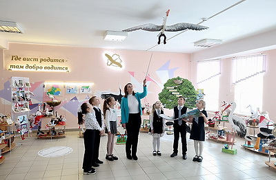 Около 100 аистов, сделанных учащимися и педагогами витебской СШ №46, украсили школьную экспозицию