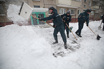 Подъезды к медучреждениям, школам, детсадам. Курсанты МЧС и военнослужащие внутренних войск помогают убирать снег