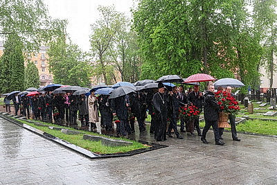 Почтить память погибших. Возложения цветов к братским могилам и мемориалам проходят в канун Дня Победы