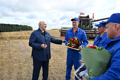 Лукашенко встретился с передовиками уборочной кампании в Минском районе