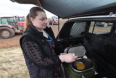 Забота о механизаторах для оперативного сева. Как в Сенненском районе аграрии трудятся на полях