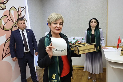 Подарок - в День народного единства. В Витебске многодетным семьям вручили \"Бацькавы кашулі\"