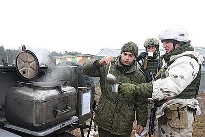 Десантники во время проверки ВС на Брестском полигоне выполняют стрельбы из различных видов оружия