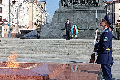 Премьер-министр Казахстана возложил венок к монументу Победы в Минске