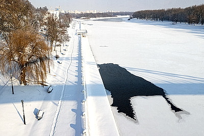 Морозный зимний день: снегопад не повод сидеть дома для активных жителей