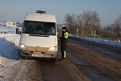 Запуск двигателей, буксировка и горячий чай: как ГАИ Могилевской области помогает людям в морозы