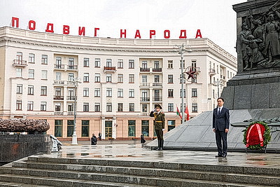 Заместитель председателя КНР возложил венок к монументу Победы в Минске