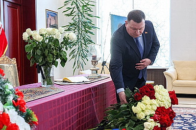 В книге соболезнований в посольстве Ирана в Беларуси продолжают оставлять записи