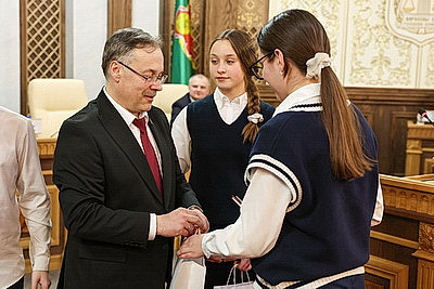 \"Гордимся тем, что нам выпала такая честь\". В Верховном Суде столичным школьникам вручили первые паспорта