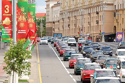 \"Дань памяти героям прошлого\". Народное возложение проходит в Минске