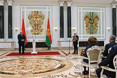 Лукашенко в преддверии Дня народного единства вручил госнаграды заслуженным представителям различных сфер