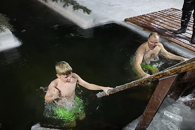 Православные верующие празднуют Крещение Господне