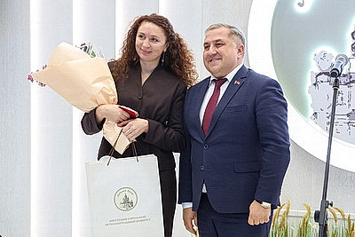 \"Забота о семье - одновременно большой труд и радость\". Восьми брестчанкам вручили орден Матери
