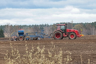 Забота о механизаторах для оперативного сева. Как в Сенненском районе аграрии трудятся на полях