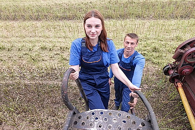 Жатва-2026. 18-летняя белоруска вместе с отцом работает в поле
