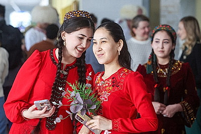 По-восточному ярко и по-белорусски гостеприимно. В ГрГУ им. Я. Купалы отметили Навруз