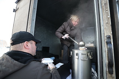 \"Согрей теплом\": горячее питание доставляют работникам ЖКХ, убирающим снег в Минске