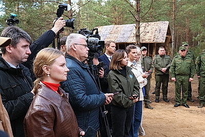 Лукашенко ознакомился с развитием и практическим использованием в войсках систем связи
