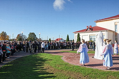 В Шкловском районе открыли скульптуру Героя Социалистического Труда Нины Барановой