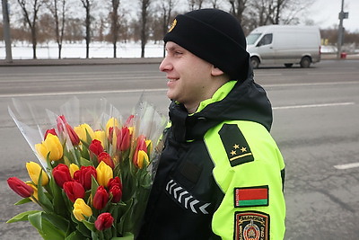 Вместо проверки документов - цветы. Сотрудники ГАИ поздравили могилевских женщин-водителей