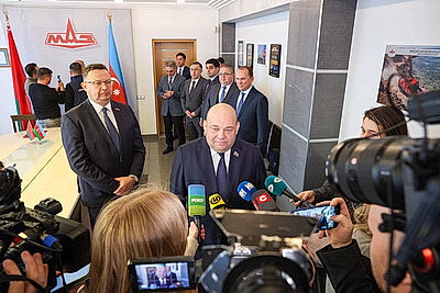 МАЗ поставит 100 машинокомплектов для производства коммунальной техники в Азербайджан