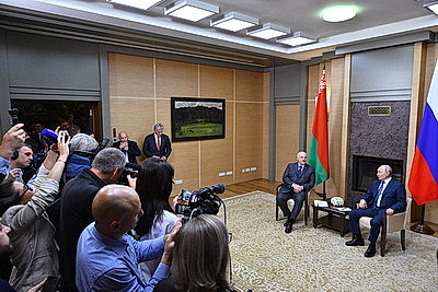 Лукашенко на встрече с Путиным позитивно оценил совместную работу правительств Беларуси и России