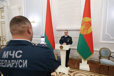 Со службы - в поля. Убиравшие урожай сотрудники МЧС посетили Дворец Независимости