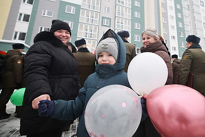 Ключи от арендных квартир получили 60 семей военнослужащих Борисовского гарнизона