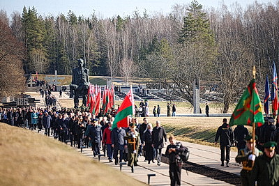 \"Пусть скорбь и печаль обернутся в мужество ваше и силу\". В Хатыни проходит всенародная вахта памяти
