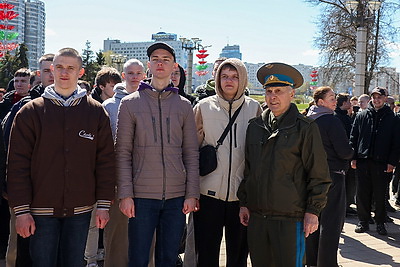 Торжественная отправка новобранцев на срочную военную службу прошла в Минске и регионах Беларуси