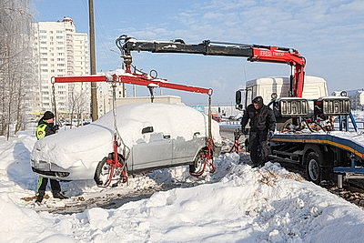 В Витебске эвакуаторы ГАИ убирают автомобили, припаркованные вдоль дороги и мешающие уборке снега