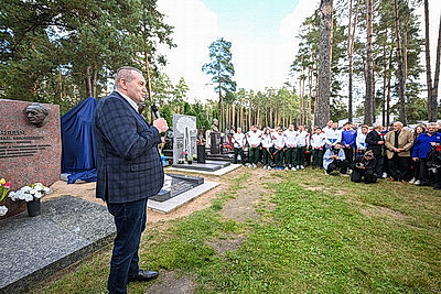 Памятник легендарному спортсмену Александру Медведю открыли на Восточном кладбище в Минске