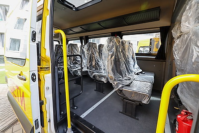 Шесть сельских школ получили новые автобусы для подвоза детей