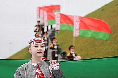 Под звуки марша. На Кургане Славы пронесли 100-метровое полотнище государственного флага