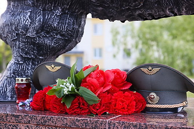 В Барановичах почтили память летчиков-героев Андрея Ничипорчика и Никиты Куконенко