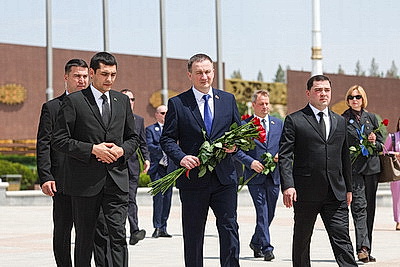 Премьер-министр Беларуси посетил мемориальный комплекс \"Народная память\" в Ашхабаде