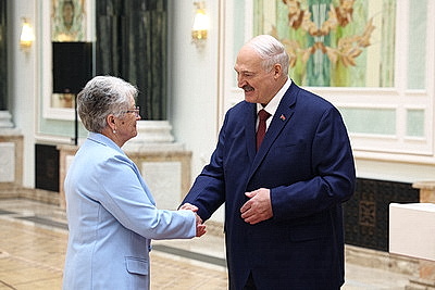 Едины в стремлении сделать страну лучше. Лукашенко в преддверии 8 Марта вручил женщинам госнаграды