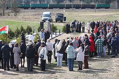 Память сквозь поколения. В Дятловском районе прошел митинг на месте расстрела фашистами мирных жителей